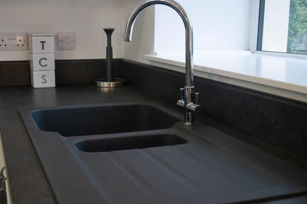 Central 2 Bedroom Luxury Home Close To River Ness Inverness Kültér fotó