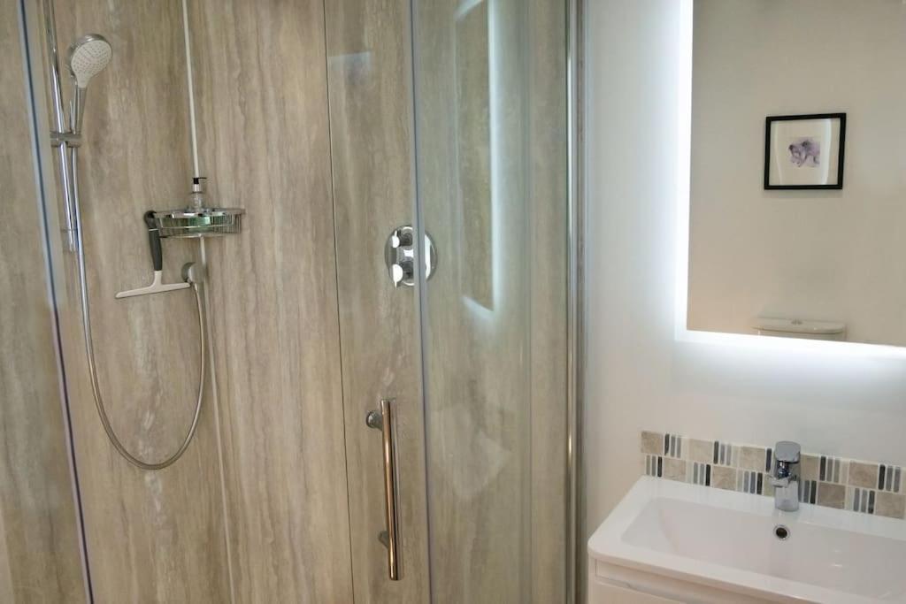 Central 2 Bedroom Luxury Home Close To River Ness Inverness Kültér fotó