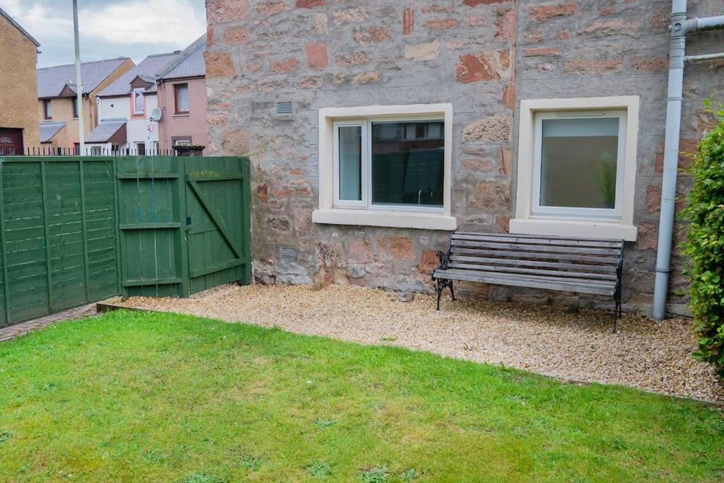 Central 2 Bedroom Luxury Home Close To River Ness Inverness Kültér fotó